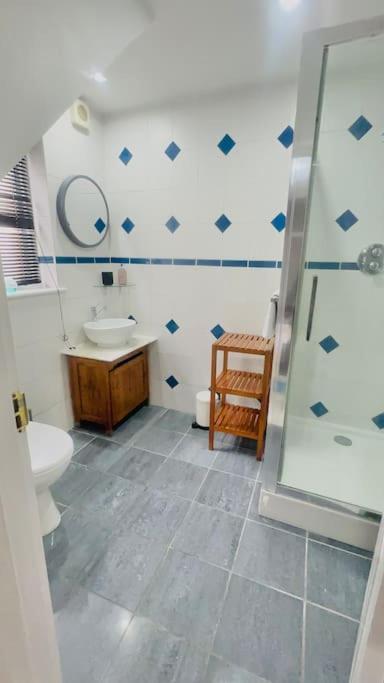 Amazing Location - City Of London- 2 Bedroom Stunning Canal View House With Private Garden,Parking & Balcony Kültér fotó