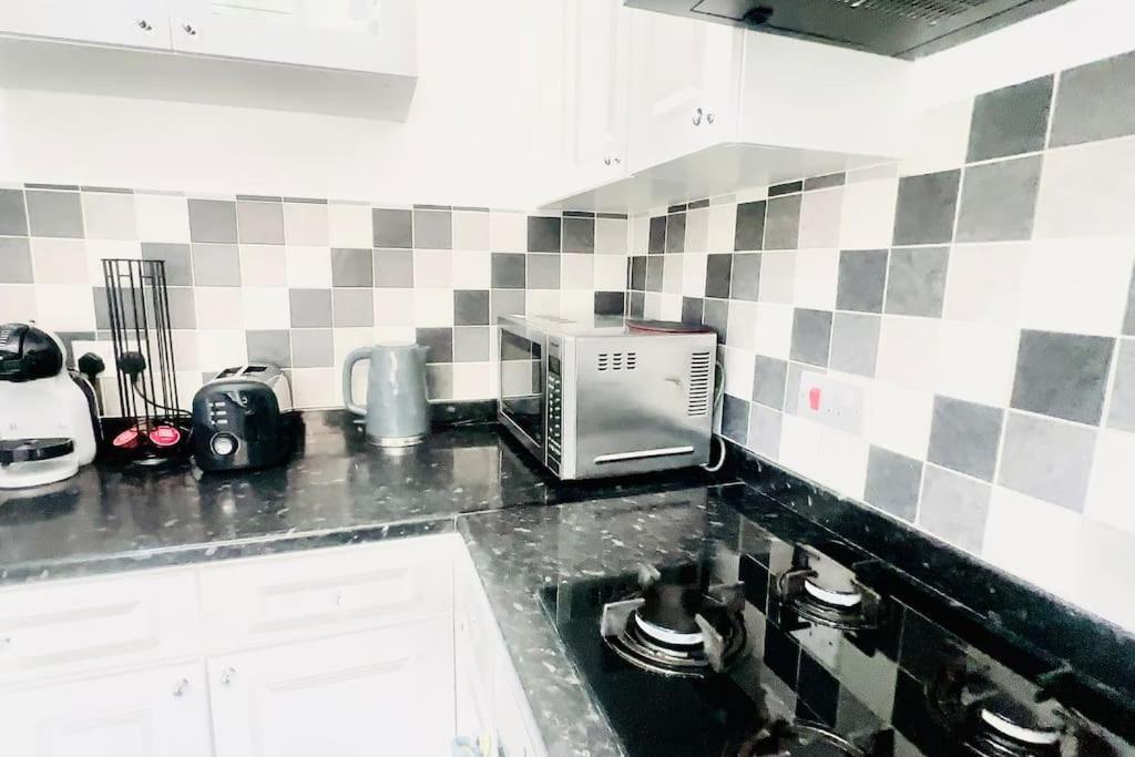 Amazing Location - City Of London- 2 Bedroom Stunning Canal View House With Private Garden,Parking & Balcony Kültér fotó