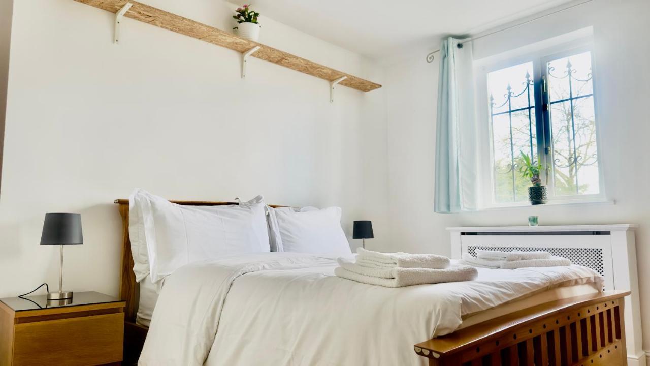 Amazing Location - City Of London- 2 Bedroom Stunning Canal View House With Private Garden,Parking & Balcony Kültér fotó