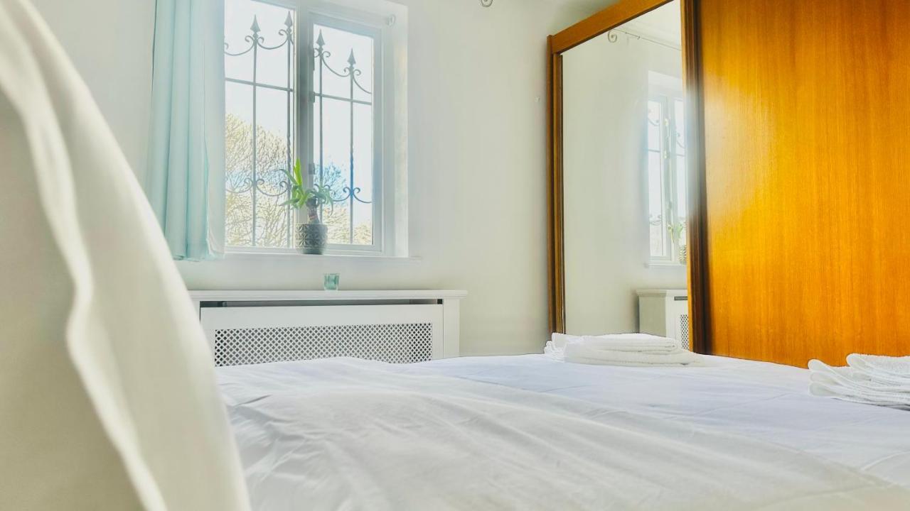 Amazing Location - City Of London- 2 Bedroom Stunning Canal View House With Private Garden,Parking & Balcony Kültér fotó