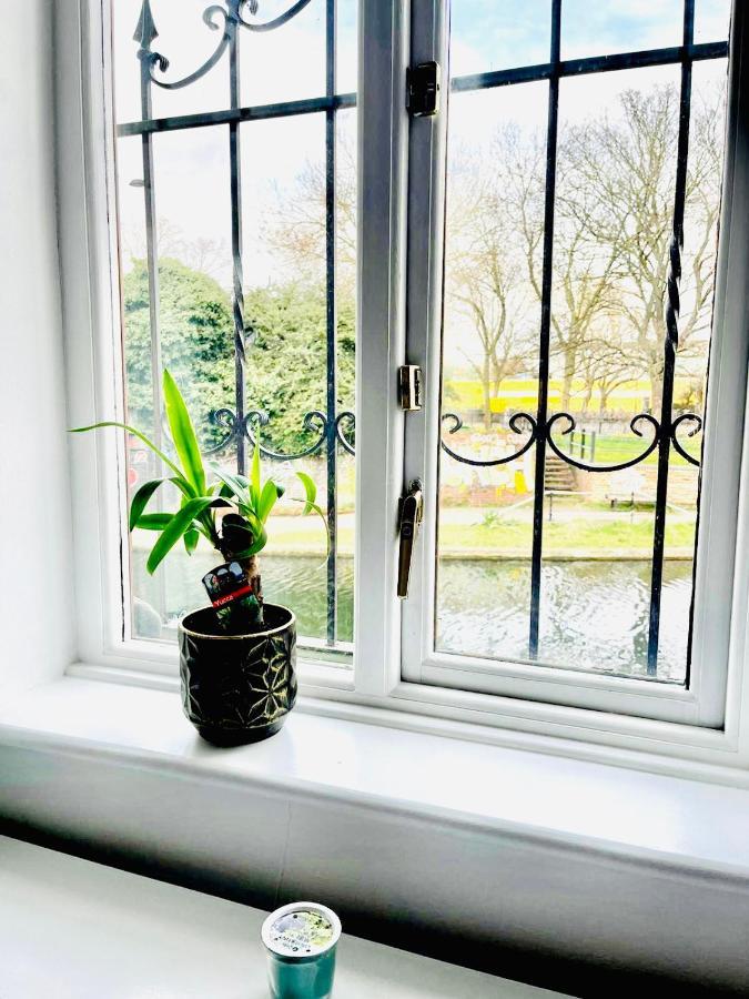 Amazing Location - City Of London- 2 Bedroom Stunning Canal View House With Private Garden,Parking & Balcony Kültér fotó