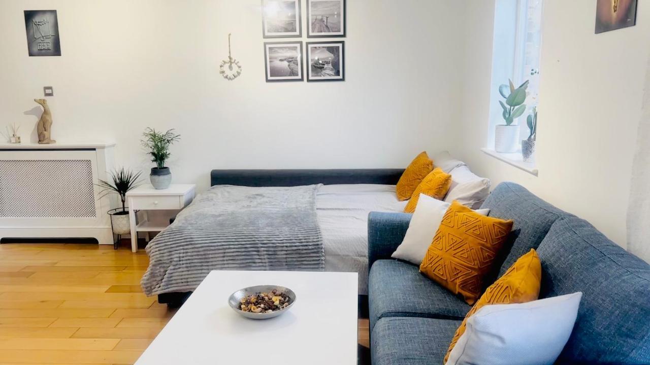 Amazing Location - City Of London- 2 Bedroom Stunning Canal View House With Private Garden,Parking & Balcony Kültér fotó