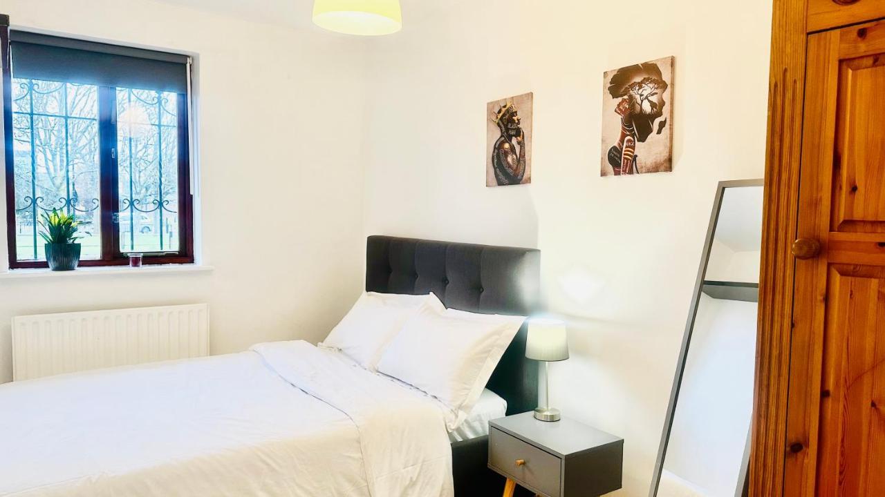 Amazing Location - City Of London- 2 Bedroom Stunning Canal View House With Private Garden,Parking & Balcony Kültér fotó