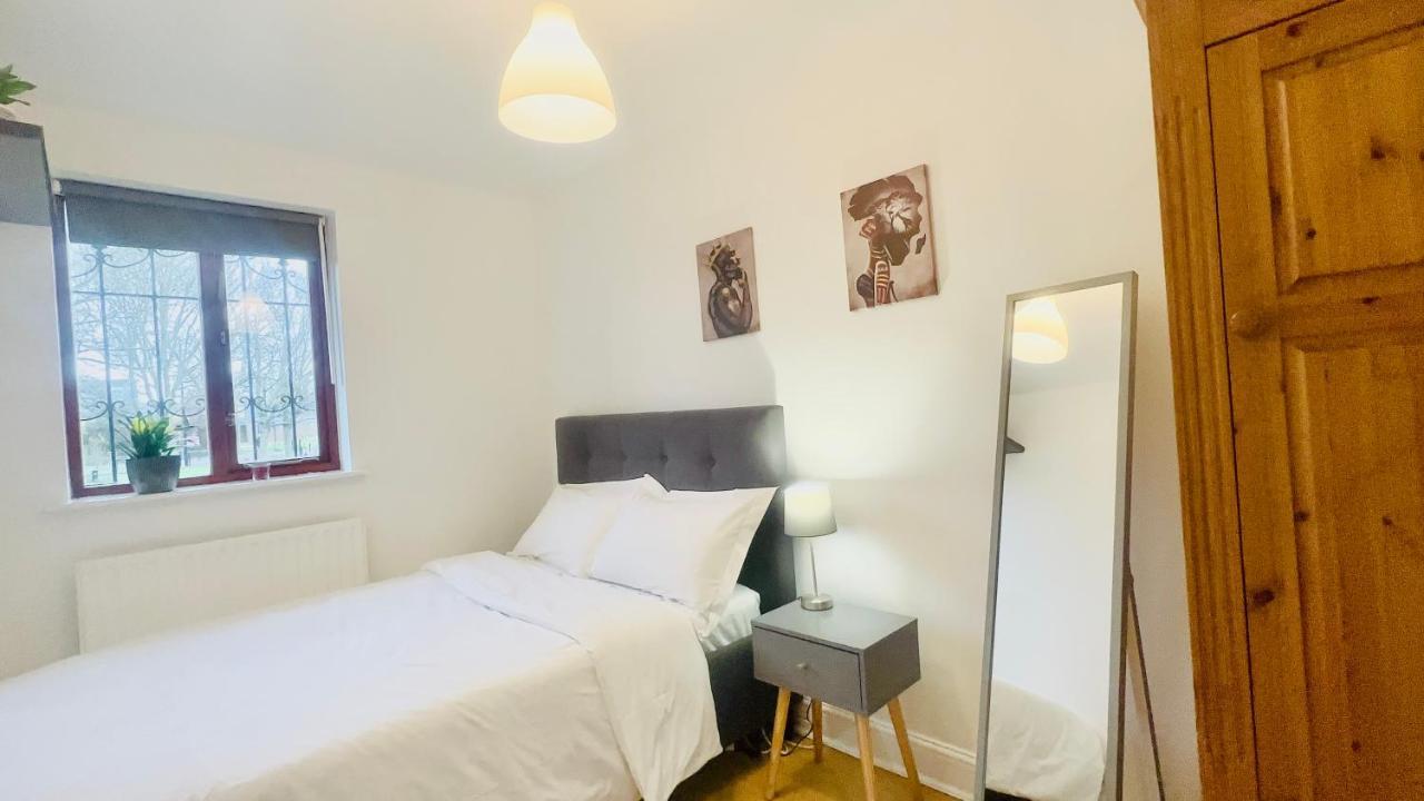 Amazing Location - City Of London- 2 Bedroom Stunning Canal View House With Private Garden,Parking & Balcony Kültér fotó