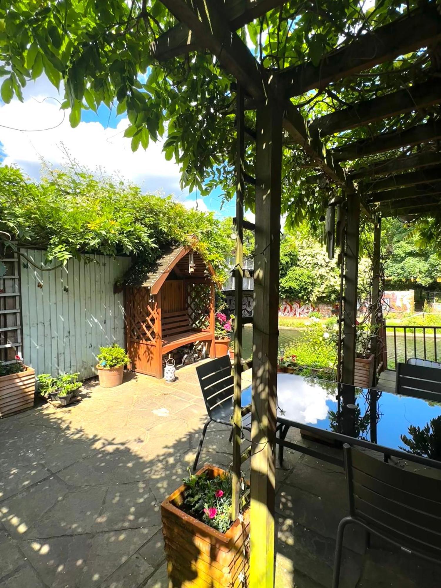 Amazing Location - City Of London- 2 Bedroom Stunning Canal View House With Private Garden,Parking & Balcony Kültér fotó