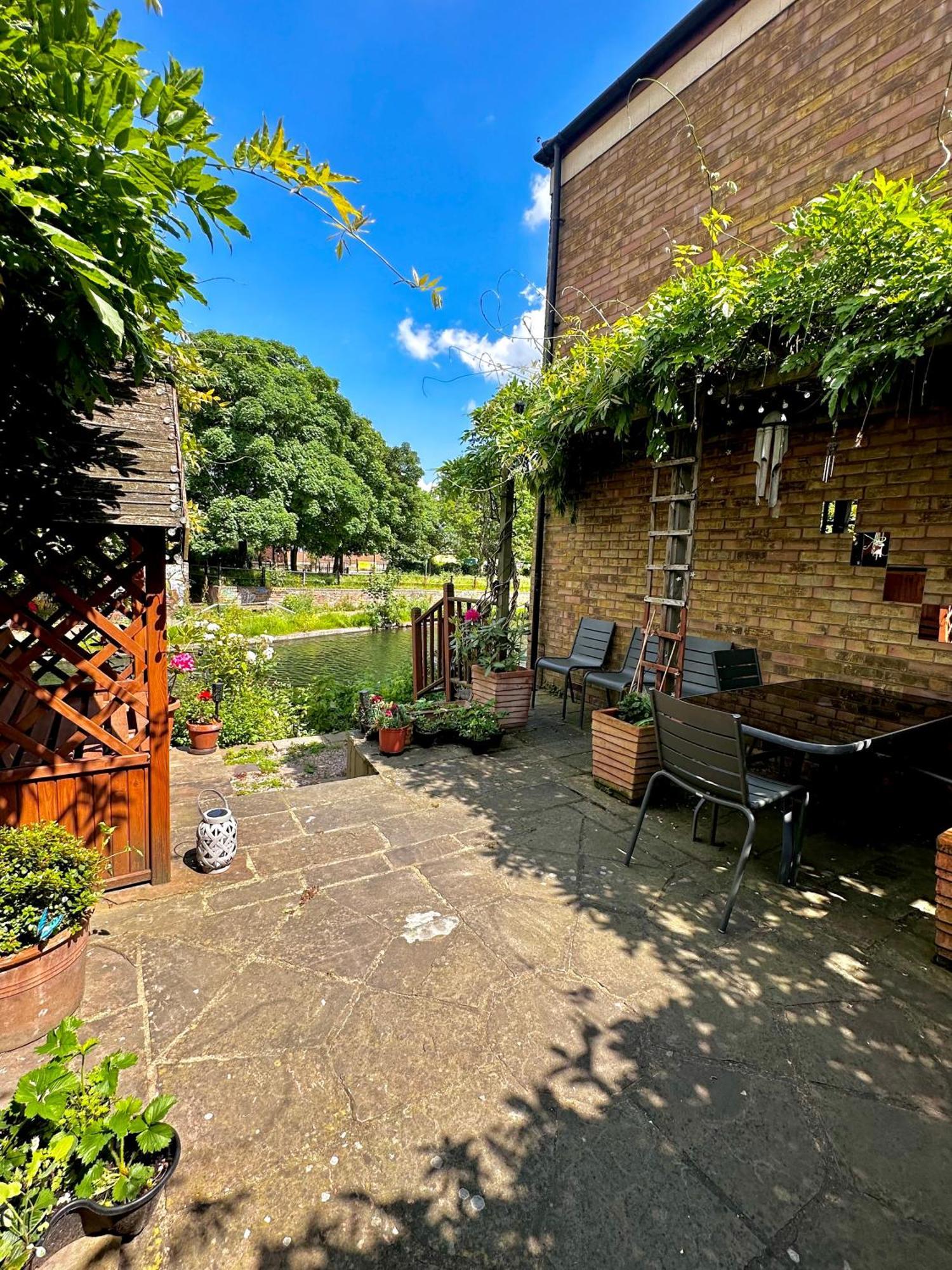 Amazing Location - City Of London- 2 Bedroom Stunning Canal View House With Private Garden,Parking & Balcony Kültér fotó